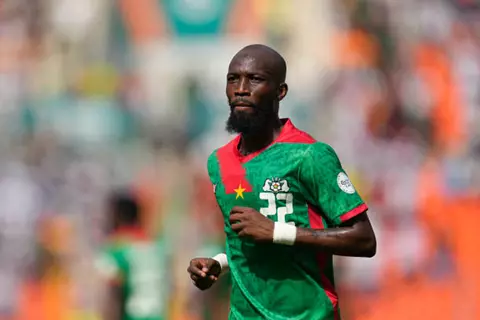 تغيير وحيد.. توريه وسيمبوري بين بدلاء بوركينا فاسو أمام الجزائر